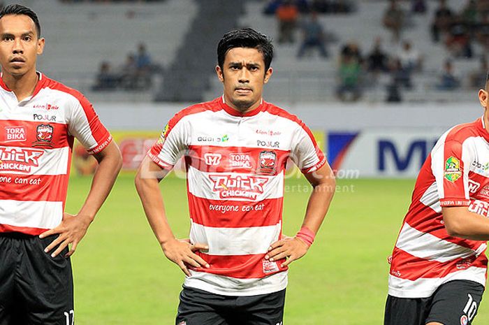 Pemain Madura United (kiri-kanan), Lucky Wahyu, Beny Wahyudi, dan Slamet Nurcahyo, berpose menjelang dimulainya laga babak penyisihan Grup B Piala Gubernur Kaltim 2018 di Stadion Batakan Balikpapan, Kalimantan Timur Sabtu (24/02/2018) malam.