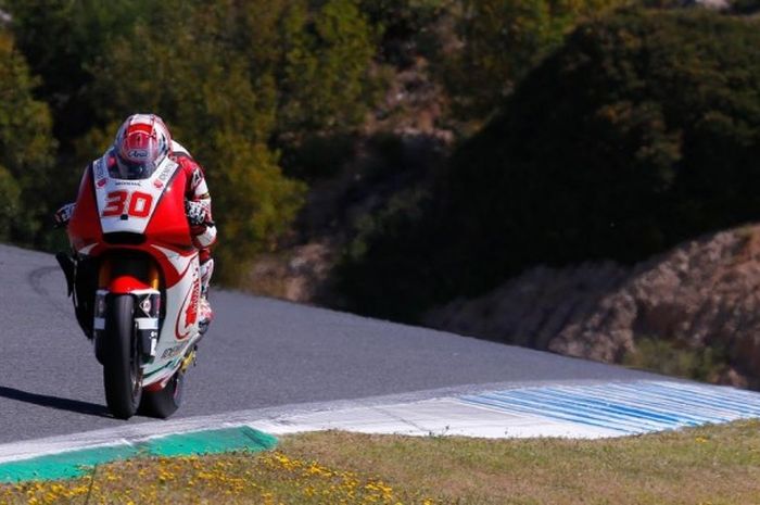 Pebalap Moto2 dari tim Honda Team Asia asal Jepang, Takaaki Nakagami, memacu motornya pada balapan GP Spanyol di Sirkuit Jerez, Minggu (7/5/217).
