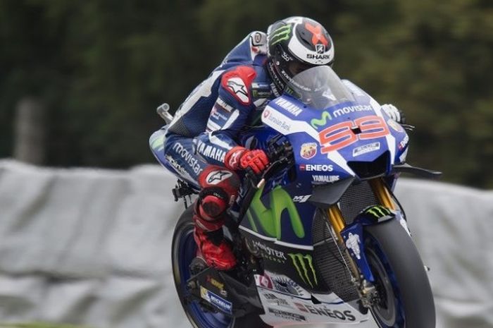 Pebalap Movistar Yamaha, Jorge Lorenzo, tengah memacu motornya saat menjalani sesi latihan bebas pertama GP Ceska di Sirkuit Brno, Jumat (19/8/2016).