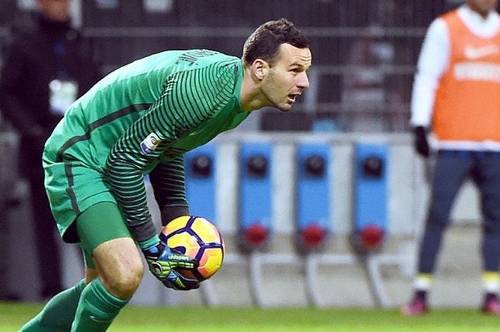 Aksi kiper Inter Milan, Samir Handanovic, saat tampil melawan Fiorentina dalam laga lanjutan Serie A di Stadion Giuseppe Meazza, Milan, pada 28 November 2016.