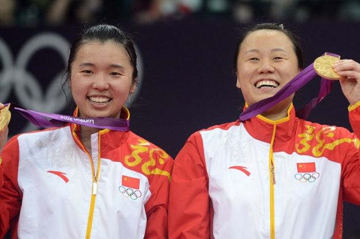 Pebulu tangkis ganda putri China, Tian Qing (kiri), dan rekannya, Zhao Yunlei, berfoto dengan medali emas Olimpiade London yang mereka raih setelah mengalahkan Mizuki Fuji/Reika Kakiiwa (Jepang), 4 Agustus 2012.