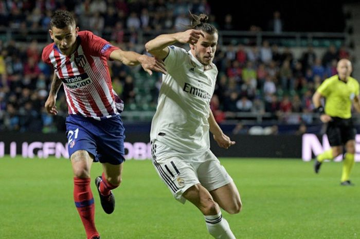  Penyerang Real Madrid, Gareth Bale (kanan), berduel dengan bek Atletico Madrid, Lucas Hernandez, dalam laga Piala Super Eropa di Lillekula Stadium, Tallinn, Estonia pada 15 Agustus 2018. 