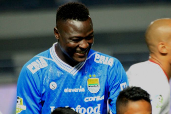 Striker Persib Bandung asal Chad, Ezechiel N'Douassel saat melawan Persela Lamongan di Stadion Gelora Bandung Lautan Api, Senin (16/7/2018).