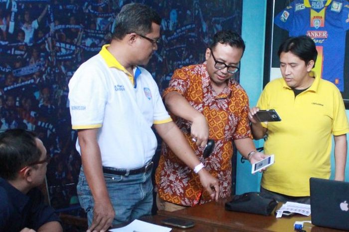 Ketua panpel Arema, Abdul Haris (kaus putih) mencoba demo pemakaian tiket menggunakan teknologi barcode oleh Bagus Utama dari loket.com di kantor Arema, Jalan Kertanegara 7 Kota Malang, Rabu (29/6/2016). 