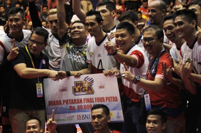 Tim bola voli putra Surabaya Bhayangkara Samator berpose setelah memastikan diri sebagai juara final four dan melaju ke final Proliga 2018 di GOR Sritex Arena, Solo, Minggu (8/4/2018).