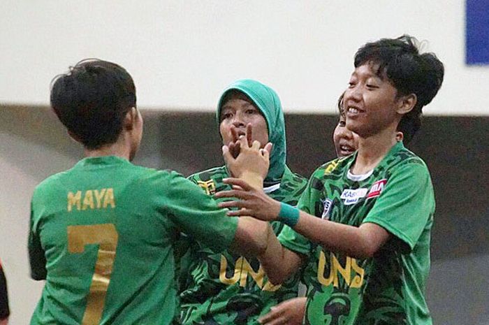 Tim Putri UNS berhasil meraih kemenangan kedua dalam pertandingan penutup hari keempat gelaran LIMA Futsal CYJC 2017 atas tim putri UII Yogyakarta (22/8/2017).