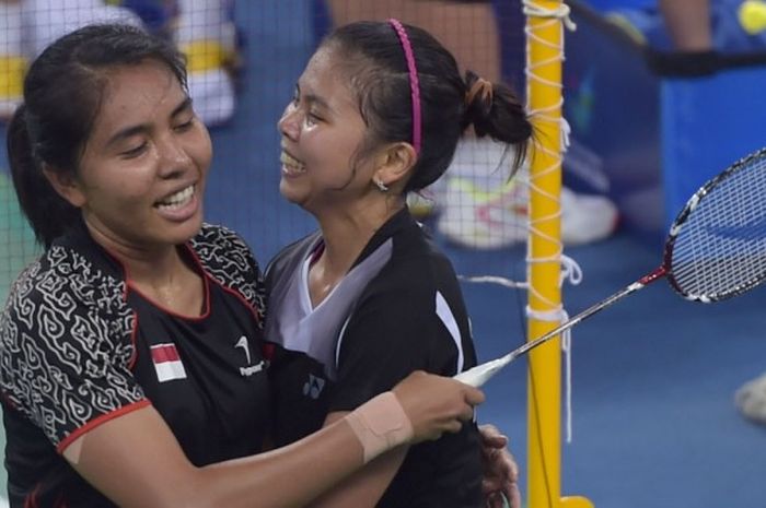 Pasangan ganda putri Indonesia, Nitya Krishinda Maheswari/Greysia Polii berpelukan setelah mengalahkan wakil China Tian Qing/Zhao Yunei pada babak semifinal Asian Games 2014 di Incheon, Korea Selatan, 26 September.