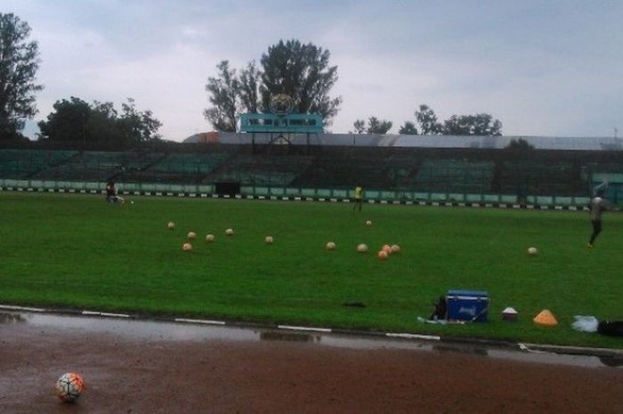 Pemandangan dari lapangan di Stadion Siliwangi sehari sebelum laga Persib kontra Bali United pada Jumat (12/2/2016).