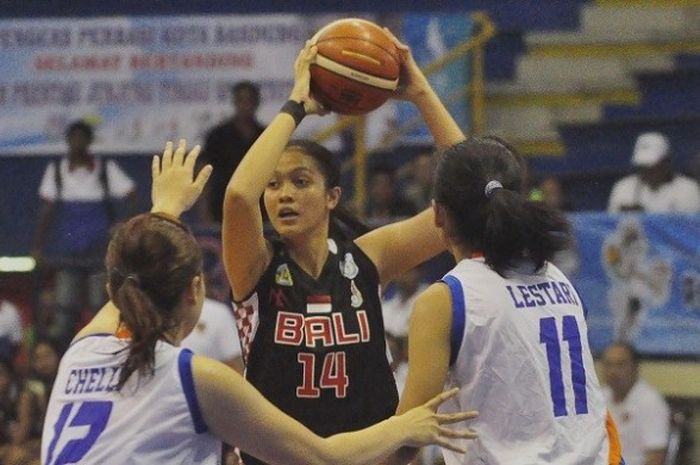 Putu Eka Febriananda (14) mencoba melepaskan diri dari hadangan dua pemain Jateng pada pertandingan di GOR C-Tra Arena, Bandung, Minggu (25/9/2016).