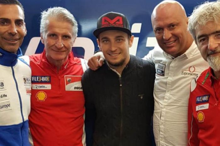 Pebalap berkebangsaan Republik Ceska (tengah) resmi bergabung dengan tim independen Reale Avintia Racing untuk kejuaraan MotoGP musim 2019-2020.