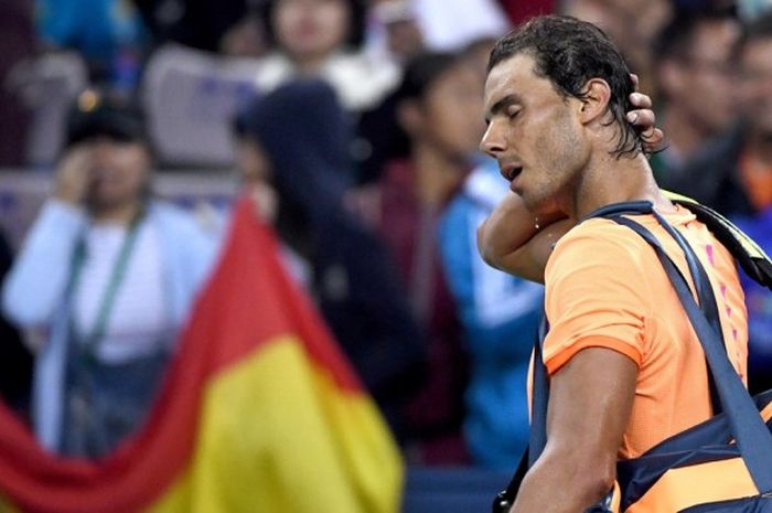 Petenis Spanyol, Rafael Nadal, berjalan meninggalkan lapangan setelah dikalahkan Viktor Troicki (Serbia) pada babak kedua turnamen Shanghai Masters di Shanghai, China, Rabu (12/10/2016). 