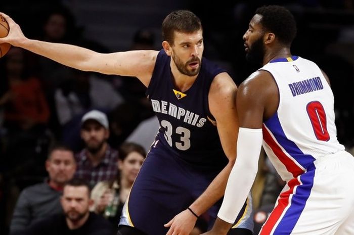 Center Memphis Grizzlies, Marc Gasol (jersey biru, #33), dijaga ketat oleh pemain Detroit Pistons, Andre Drummond (#0), saat menjalani laga di Palace of Auburn Hills, Auburn Hills, Michigan, Amerika Serikat, 21 Desember 2016. Memphis menang 98-86. 