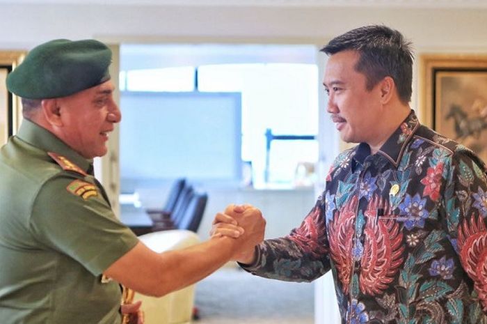 Ketua PSSI Edy Rahmayadi (kiri) bersalaman dengan Menteri Pemuda dan Olahraga  Imam Nahrawi (Kanan) usai rapat di Kantor Kemenpora, Jakarta, Senin (16/10/2017)