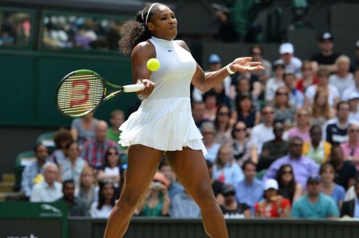 Petenis Amerika Serikat, Serena Williams, mengembalikan bola pukulan lawannya, Annika Beck (Jerman), pada laga babak ketiga turnamen Wimbledon yang digelar The All England Lawn Tennis Club, di Wimbledon, Inggris, Minggu (3/7/2016).
