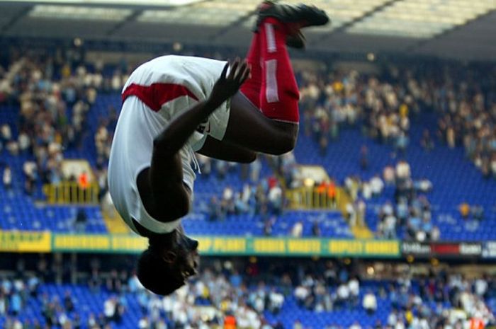 Bek tengah Arsenal, Kolo Toure, merayakan keberhasilan menjuarai Liga Inggris setelah bermain imbang 2-2 kontra Tottenham Hotspur di Stadion White Hart Lane, London, pada 25 April 2004.
