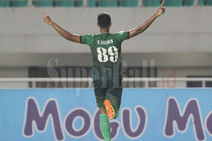 Penyerang PS TNI, Sansan Fauzi Husaeni, merayakan gol yang dicetaknya ke gawang Mitra Kukar, Selasa 