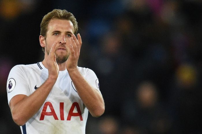 Reaksi striker Tottenham Hotspur, Harry Kane, setelah timnya kalah dari Leicester City dalam laga Liga Inggris di Stadion King Power, Leicester, pada 28 November 2017.