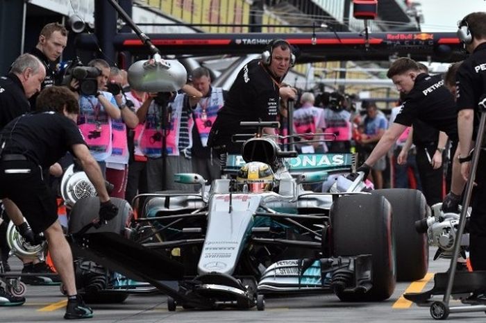 Pebalap Mercedes, Lewis Hamilton, bersiap meninggalkan pit pada sesi latihan bebas pertama GP Australia di Sirkuit Mebourne Grand Prix, Albert Park, Jumat (24/3/2017).
