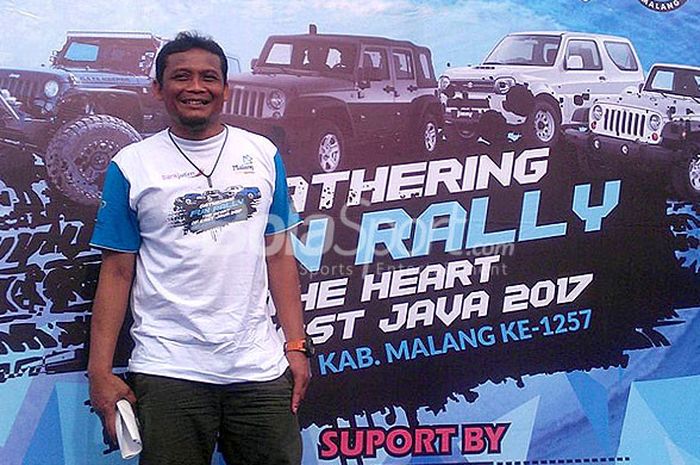 Asisten pelatih Arema FC, Kuncoro, ikut meramaikan acara Gathering Fun Rally dalam rangka ulang tahun Kabupaten Malang yang ke-1257 di halaman parkir Stadion Kanjuruhan.