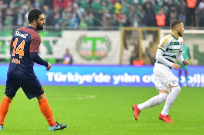 Gelandang anyar Istanbul Basaksehir, Arda Turan, dalam pertandingan Liga Turki 2017-2018 menghadapi Bursaspor di Stadion Bursa Buyuksehir Belediye, Bursa, Turki, pada Minggu (21/1/2018).