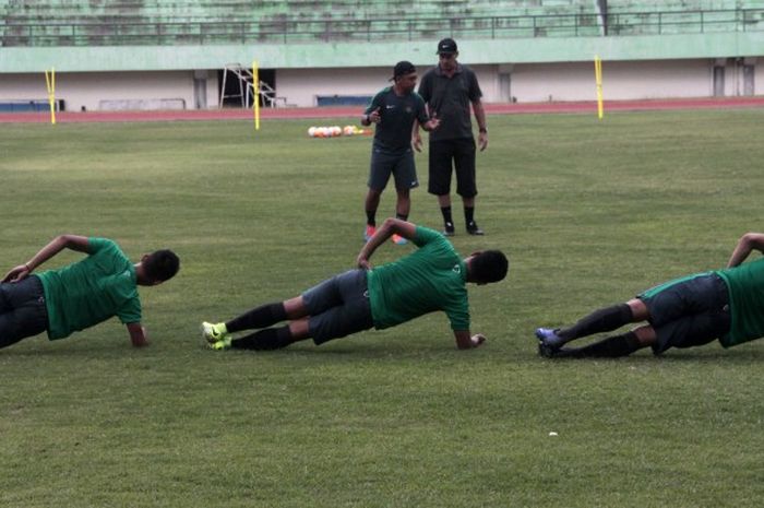 Timnas Indonesia dalam sesi latihan di Stadion Manahan Solo, Kamis (22/9/2016).