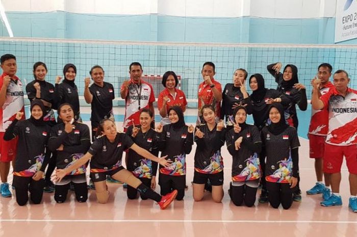 Tim voli putri Indonesia berpose bersma saat menjalani training camp di Kazakhstan untuk persiapan ajang Asian Games 2018.