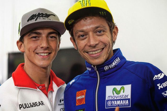  Pebalap MotoGP asal Italia, Valentino Rossi (kanan) berpose dengan salah satu anak didiknya di atas lintasan balap, Francesco Bagnaia. 