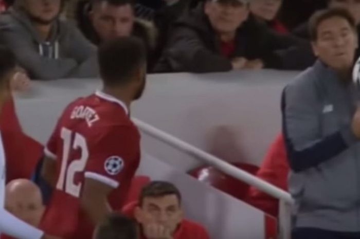 Pelatih Sevilla, Eduardo Berizzo saat melakukan tindakan tidak sportif kepada pemain Liverpool, Joe Gomez di Liga Champions (14/9/2017)