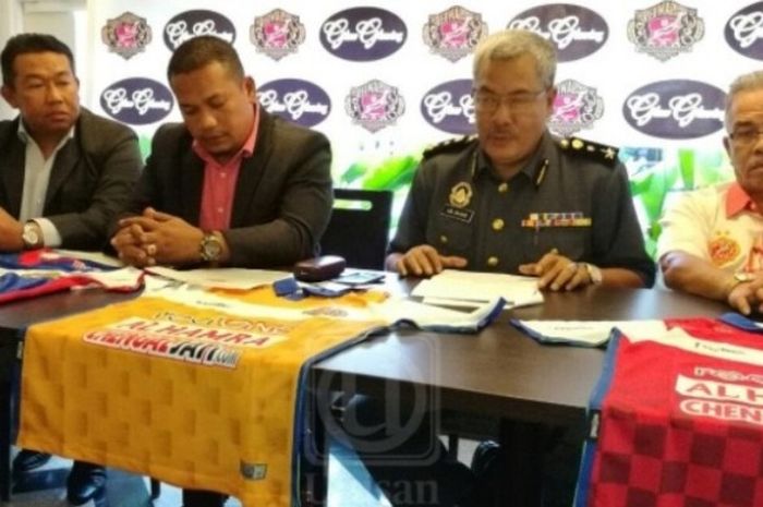 Direktur PPDNKK, Abdul Ghani Haron (kedua dari kanan), dalam sesi jumpa pers mengenai sikap pejabat Kota Bharu, Kelantan, kepada pembeli dan penjual jersey tiruan Kelantan FA, Kamis (26/1/2017).