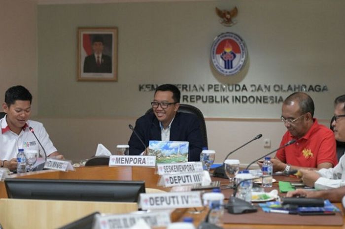 Ketua Umum Indonesian Para Games Organizing Committee (Inapgoc) Raja Sapta Oktohari saat bertemu dengan Menpora Imam Nahrawi (kedua dari kiri) di Kantor Kemenpora, Senayan, Jakarta, Rabu (21/2/2018).