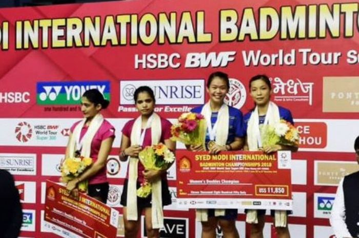 Pasangan ganda putri Malaysia, Chow Mei Kuan/Lee Meng Yean, berpose di atas podium kampiun seusai memenangi laga final atas Ashwini Ponnappa/N Sikki Reddy (India) pada turnamen Syed Modi International 2018 di Lucknow, India, Minggu (25/11/2018).