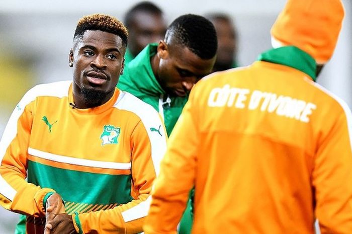 Bek Pantai Gading, Serge Aurier, saat mengikuti sesi latihan di Stadion Bollaert, Lens, Prancis, menjelang laga persahabatan melawan Prancis, pada 14 November 2016.