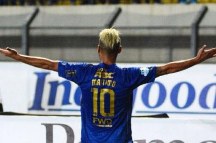  Selebrasi Raphael Maitimo setelah mencetak gol ke gawang Persegres Gresik United, Minggu (20/8/2017). 