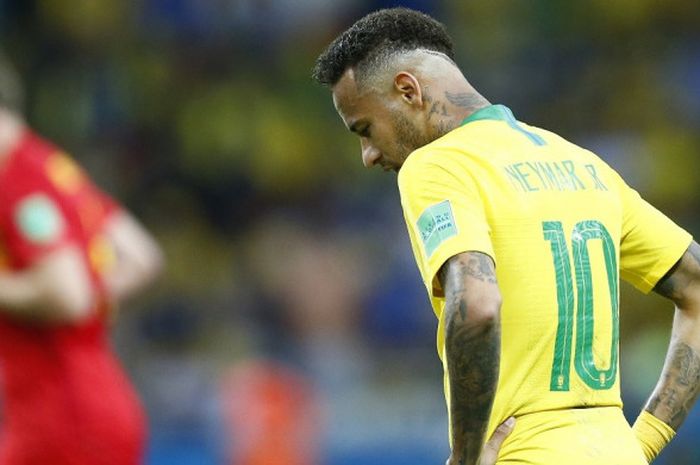  Reaksi penyerang Brasil, Neymar, setelah timnya tertinggal 0-2 di babak pertama laga perempat final Piala Dunia 2018, 6 Juli 2018 di Kazan Arena. 