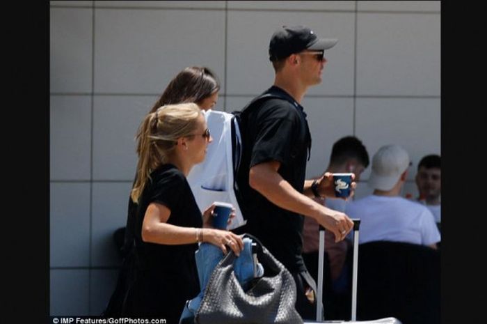 Kiper timnas Jerman, Manuel Neuer, berlibur bersama istrinya, Nina Weiss, di Ibiza.