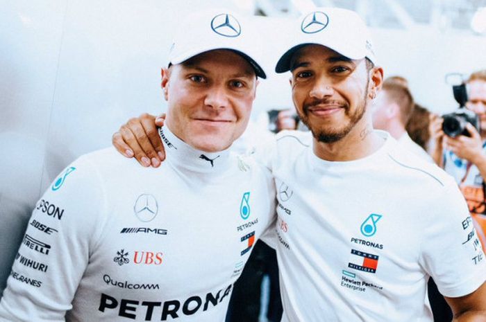 Dua pebalap Mercedes, Valtteri Bottas (kiri) dan Lewis Hamilton (kanan), berpose bersama 