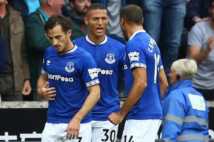 Richarlison (tengah) merayakan golnya untuk Everton ke gawang Wolverhampton Wanderers dalam partai Liga Inggris di Molineux Stadium, Wolverhampton, 11 Agustus 2018.