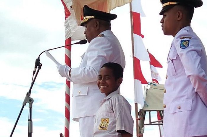 Johannes Adekalla (Joni), siswa kelas VII SMPN 1 Silawan Atambua yg memanjat tiang bendera saat tali pengait bermasalah, Jumat (17/8/2018).