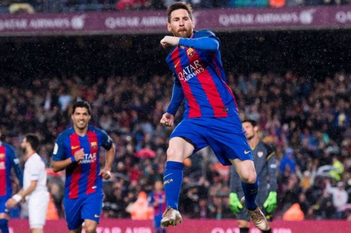 Selebrasi striker Barcelona, Lionel Messi, seusai mencetak gol kedua saat mengalahkan Sevilla dalam laga Liga Spanyol 2016-2017 di Stadion Camp Nou, Barcelona, Spanyol, pada Rabu (5/4/2017).