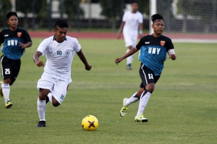 PSS Sleman U-17 Guntur Theo Yudha (putih) tampil di Piala Soeratin
