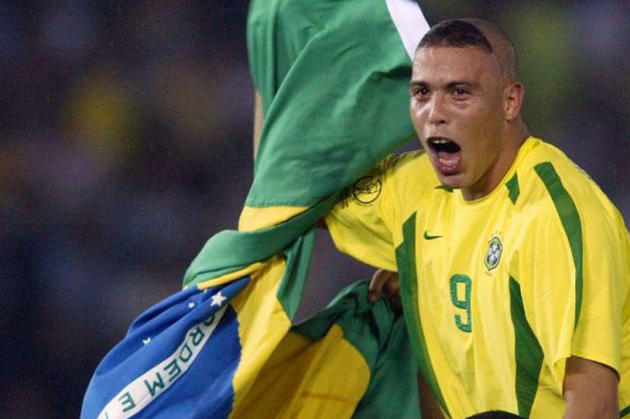   Ronaldo merayakan gelar juara timnas Brasil di Piala Dunia 2002 seusai menaklukkan Jerman pada final di Stadion Internasional Yokohama, Jepang, 30 Juni 2002.  