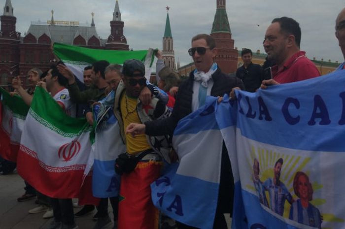 Suporter Iran dan Argentina di Red Square, Moskow, kompak mendukung tim nasional mereka masing-masing di Piala Dunia 2018.