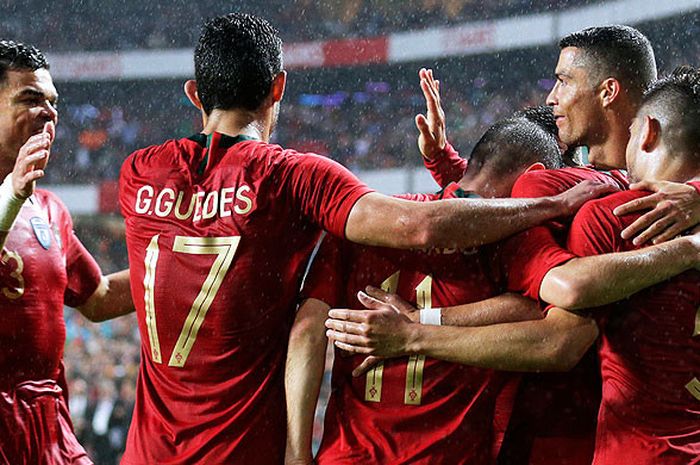 Pemain Portugal merayakan gol yang dicetak penyerang Goncalo Guedes (kedua dari kiri) saat melawan Aljazair dalam laga uji coba di Stadion Luz, Lisbon, Portugal, pada 7 Juni 2018.