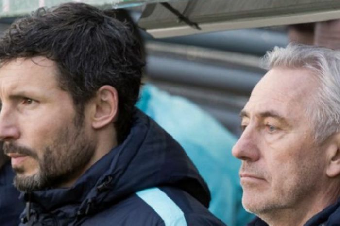 Bert van Marwijk dan Mark van Bommel menyaksikan laga persahabatan antara Australia dan Norwegia di Oslo, 23 Maret 2018.