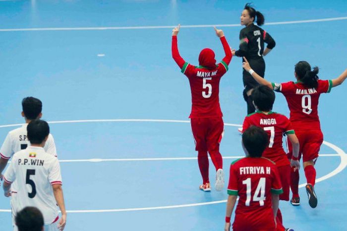 Para pemain timnas Futsal Putri Indonesia berselebrasi dalam laga kontra Myanmar, Selasa (22/8/2017).