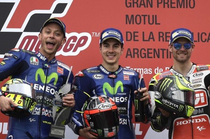Juara GP Argentina 2017 dari tim Movistar Yamaha MotoGP, Maverick Vinales (tengah), berfoto bersama rekan setimnya, Valentino Rossi (kiri), dan Cal Crutchlow (LCR Honda), di atas podium Autodromo Termas de Rio Hondo, Santiago del Estero, Minggu (9/4/2017).
