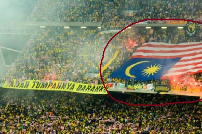 Suporter Malaysia salah bentangkan bendera di Stadion Nasional Bukit Jalil, Malaysia saat Final Piala AFF 2010.