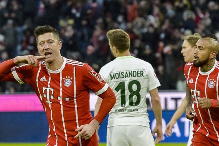 Penyerang Bayern Muenchen, Robert Lewandowski, merayakan golnya bersama gelandang Arturo Vidal dalam laga Liga Jerman menghadapi Werder Bremen, Minggu (21/1/2018) di Allianz Arena, Muenchen.