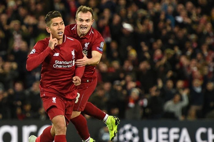 Penyerang Liverpool FC, Roberto Firmino (kiri), merayakan golnya bersama Xherdan Shaqiri dalam laga 