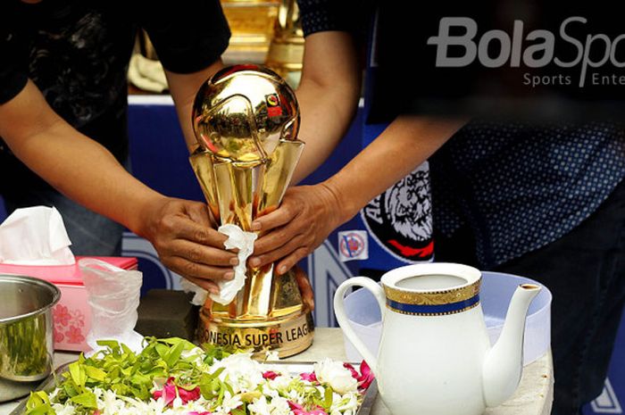 Prosesi acara ruwatan piala-piala juara yang pernah diperoleh Arema FC dalam rangkaian Ultah Arema FC ke 30 tahun berlangsung di Kantor Arema Malang, Jawa Timur, Rabu (09/08/2017) siang, 